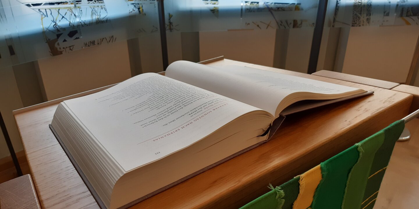Liturgiewissenschaftliches Institut der VELKD - Andachtssaal / aufgeschlagene Bibel auf Andachtspult