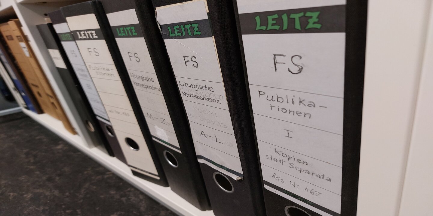 Beschriftete Aktenordner im Regal