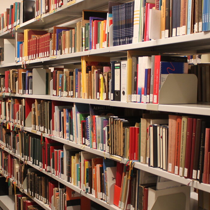 Ein Regal voller Bücher